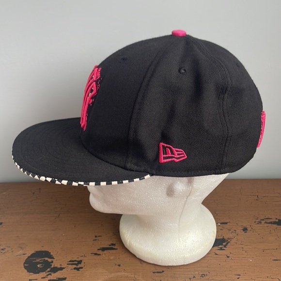 🔥5/$20🔥New York Yankees New Era 59Fifty Hat Black Pink Size 7 1/4 - Picture 2 of 10